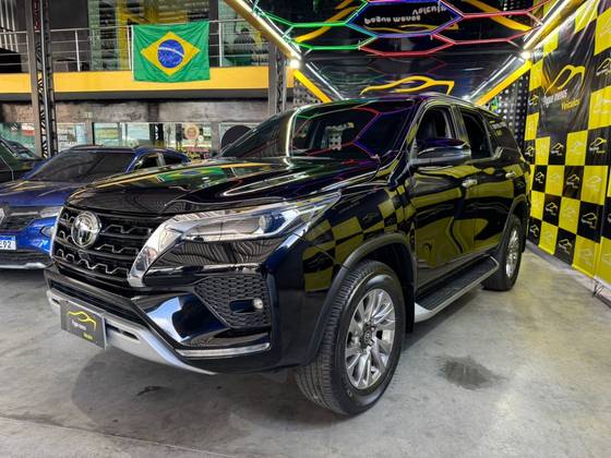 TOYOTA HILUX SW4 2.8 D-4D TURBO DIESEL DIAMOND 7L 4X4 AUTOMÁTICO TOYOTA HILUX SW4 2.8 D-4D TURBO DIESEL DIAMOND 7L 4X4 AUTOMÁTICO